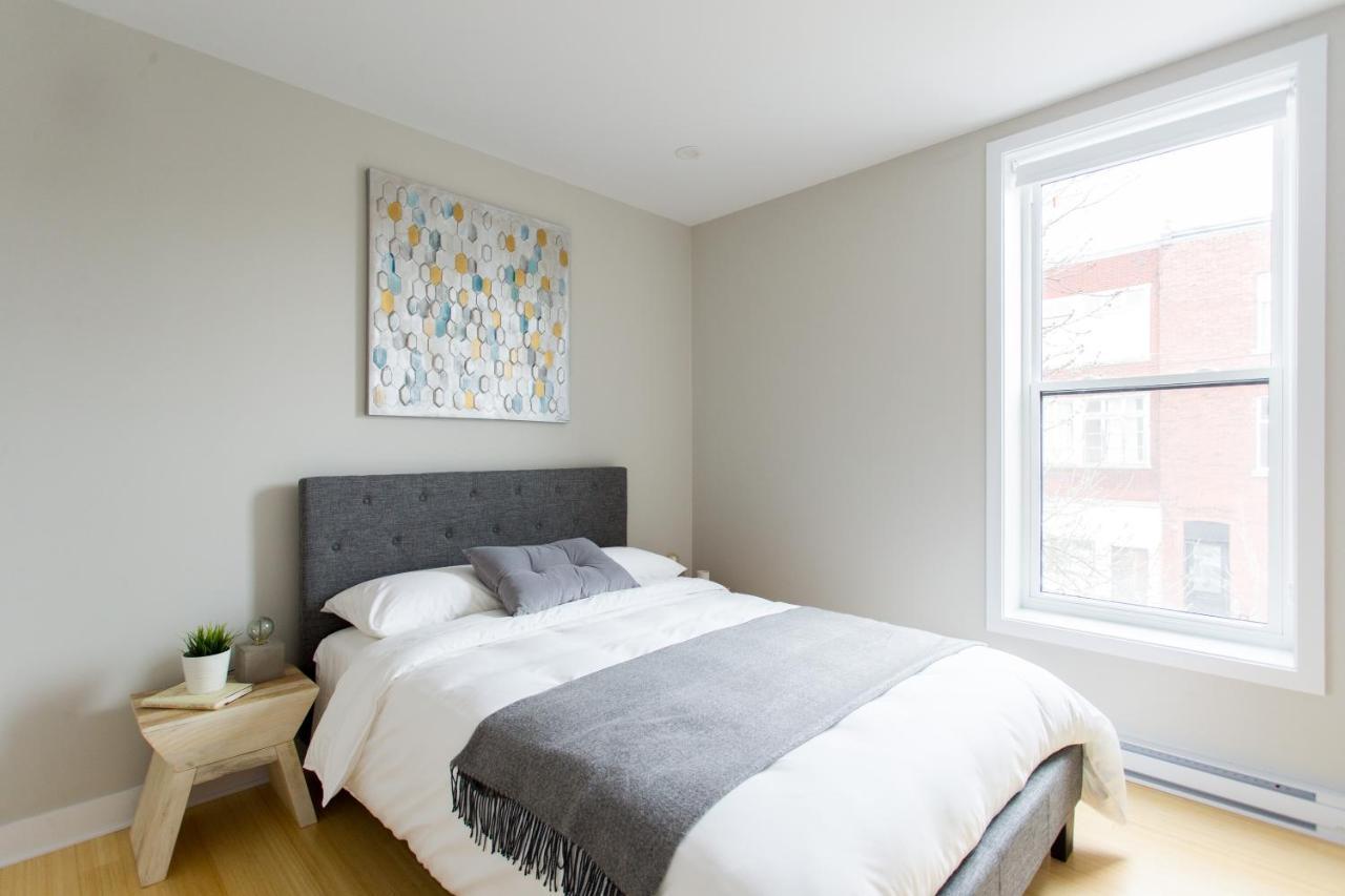 Trendy Little Italy 3 Bedroom Condo By Den Stays Montreal Bagian luar foto