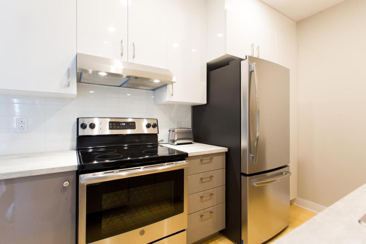 Trendy Little Italy 3 Bedroom Condo By Den Stays Montreal Bagian luar foto